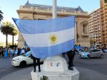 Los Bahienses responden con banderas Argentinas flameando frente a la impunidad y el antiprogreso